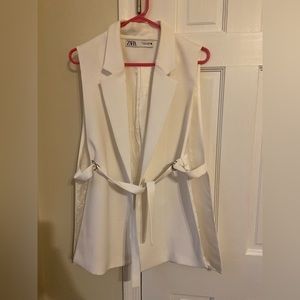 White sleeveless blazer